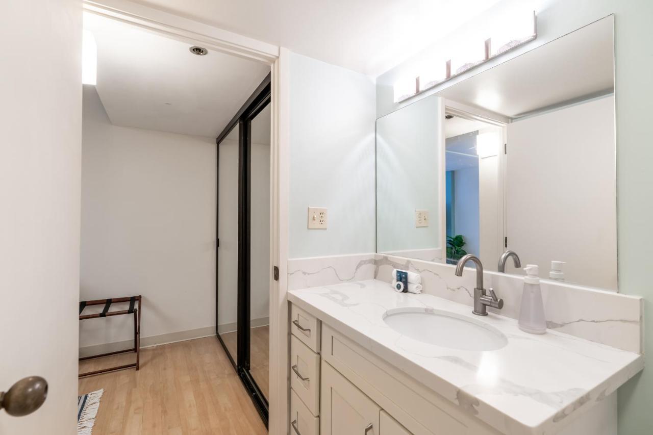 Spacious Downtown Executive Retreat - Free Parking Apartment *
